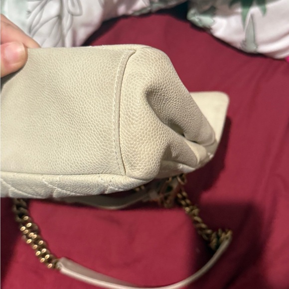 CHANEL Cream Shoulder Bag with Quilted Leather and Gold Clasp - Picture 7 of 11